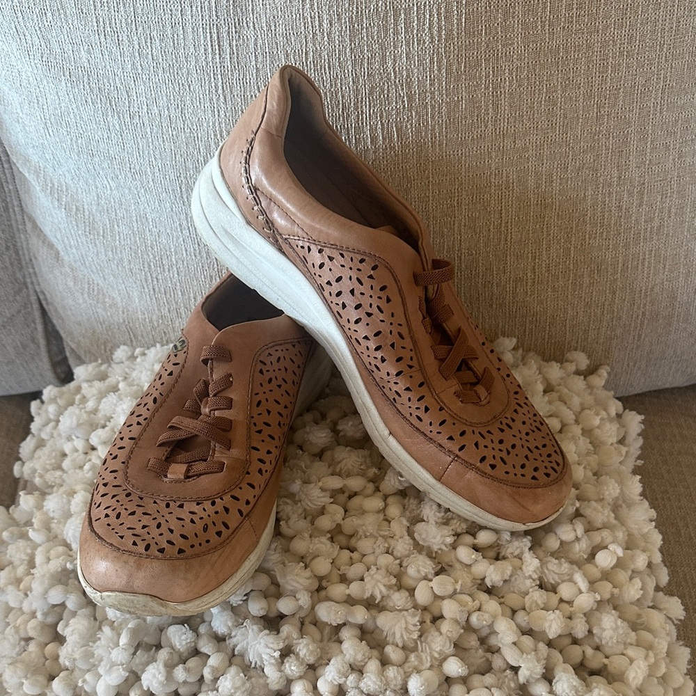 Leather Earth Sneaker